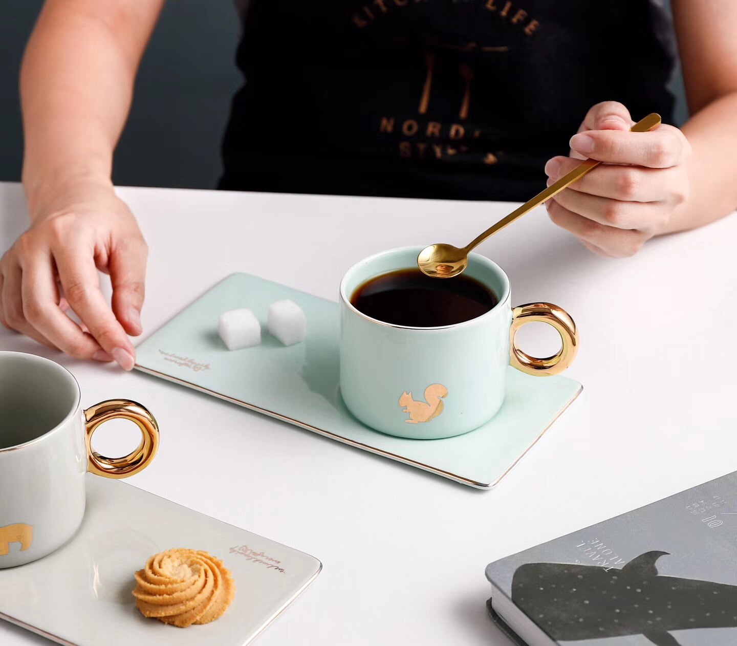 Europæisk luksuriøs guldkant keramik kaffekopper og underkopper ske sæt med æske te sojamælk morgenmadskrus desserttallerken: B