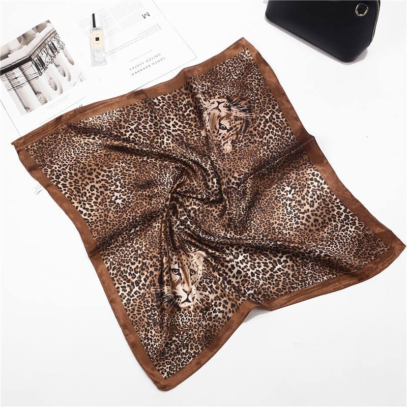 Sommer luksusmærke leopard silke firkantet tørklæde kvinder sjaler wraps print kontor lille hår hals hijabs foulard: Mørkebrun