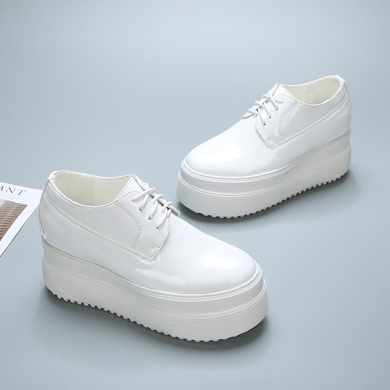 Dam sneakers vit svart höjdökning lack runt huvud tjock sula promenadskor utomhus kvinnliga sportskor