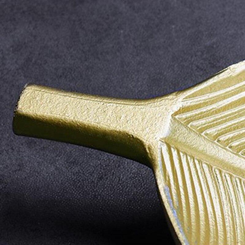 Een ovale metalen dienblad op vouwpoot. Lodewijk XV-stijl. – N