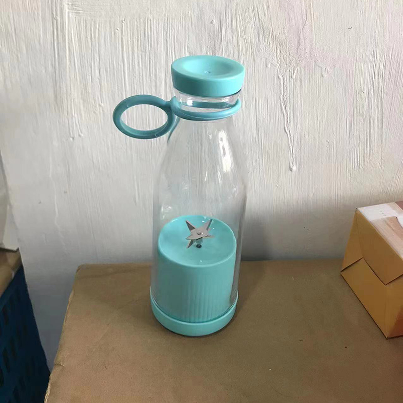 mini vinflaskejuicer 420ml bærbar omrører usb-lader juicer kopp husholdning multifunksjonell elektrisk juicer husholdningsartikkel: Lys gul
