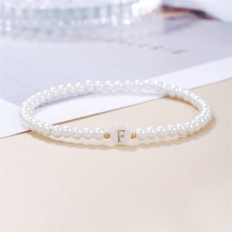 Armbånd med initialer af az til kvinder, trendy hvide perler, rundt vedhæng, elastiske armbånd, smykker, perlemor-charme, pulsera: Mørkt guld