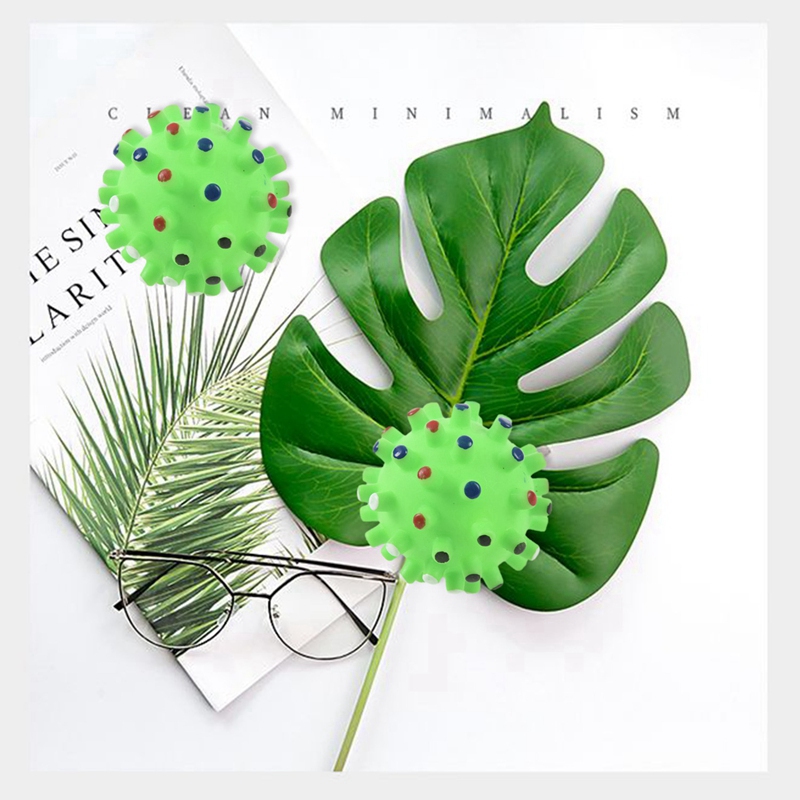 Grüner ball, haustier, hund, katze, welpe, quietscht, macht quakgeräusche, lustiges spielzeug, kaut