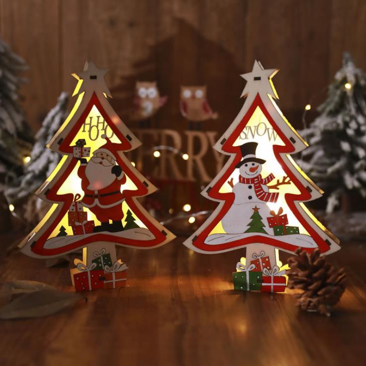 kerstversiering gekleurde lichten houten kerstboom ornamenten etalage