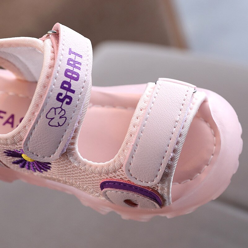 Summer children's LED light shoes boys' soft-soled beach shoes kick-proof girls' non-slip sandals little girl shoes