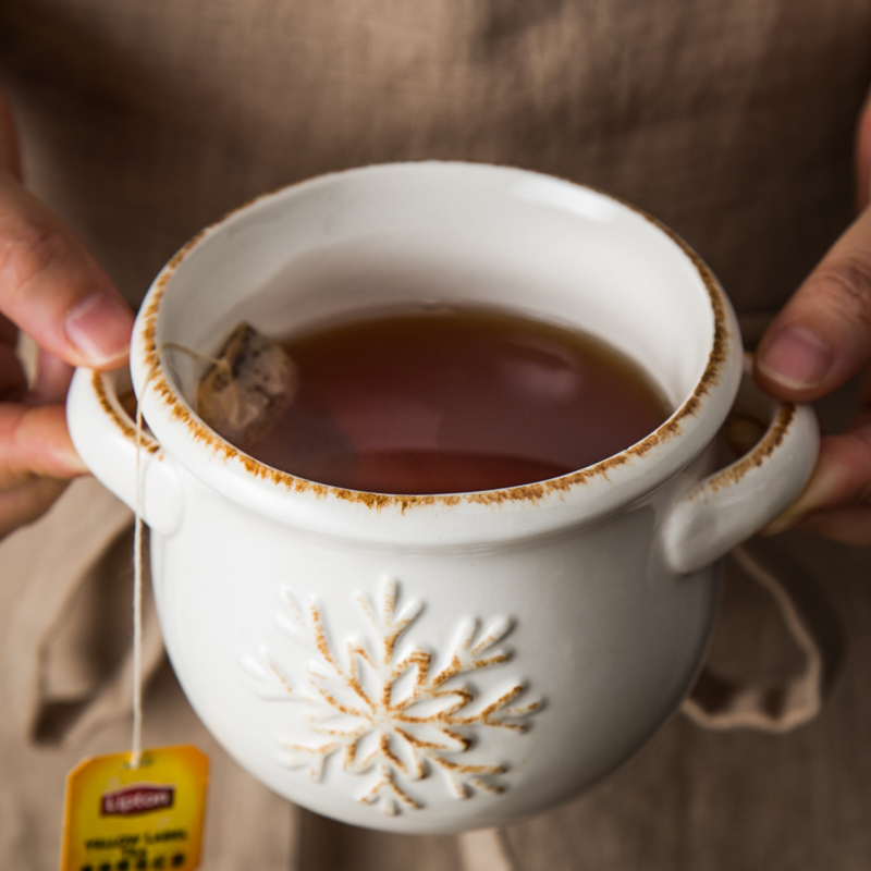 Antieke theekopjes porseleinen theepot drinkgerei theeserviezen melk koffiekopje wit retro afwerking reliëf engel rendier kerst