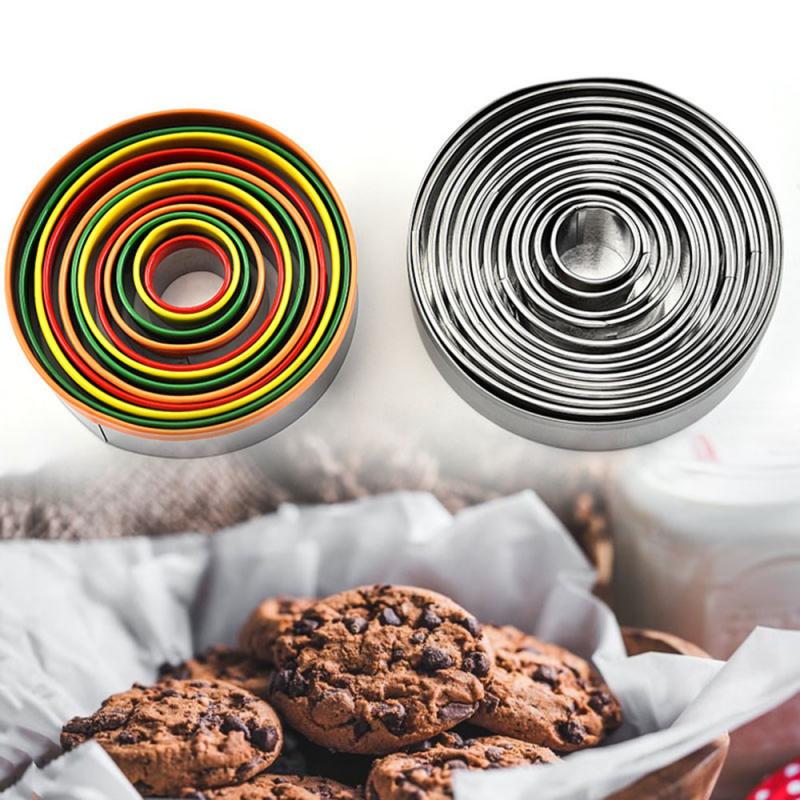 Lot de 12 emporte-pièce rond emporte-pièce cercle Biscuits découpeurs avec rangement étain pour pâte pâtisserie beignet Fondant plastique pâtisserie gâteau