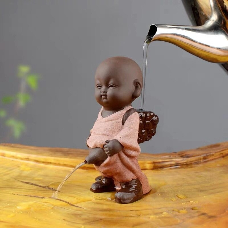 Lila lera te husdjur prydnad buddha figurer liten munk yixing pojke spray kissa tebord heminredning hantverk: Röd