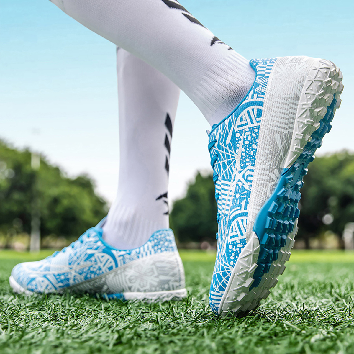 Men Football Boots Breathable Sport Training Soccer Shoes Cleats Sport Outdoor TF Futsal Match Turf Grass