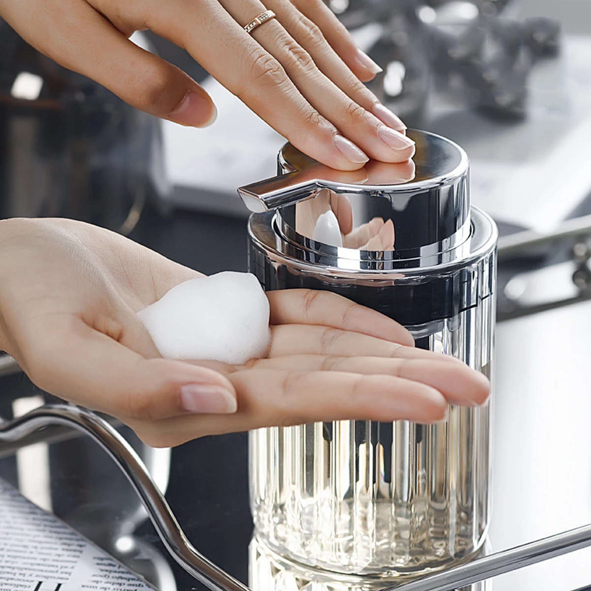 Hender skummende såpedispenser til dårlig flytende såpe mousse flaske påfyllbar kjøkken trykk-type oppvaskmiddelbeholder