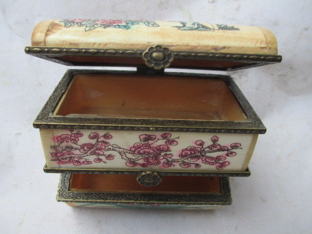 The ancient Chinese beauty, bone carving the three layers of jewelry