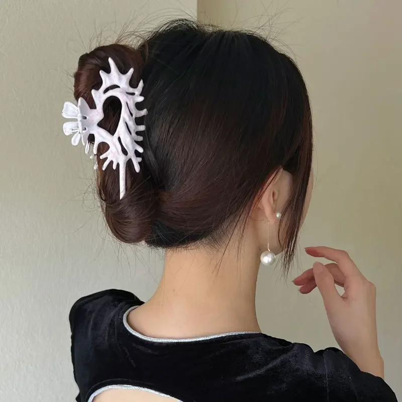 Creativity Unique Colorful Alien Metal Conch Hair Claws for Women Girl Y2K Hollow Headwear Shell Crab Hair Clip Hair Accessories