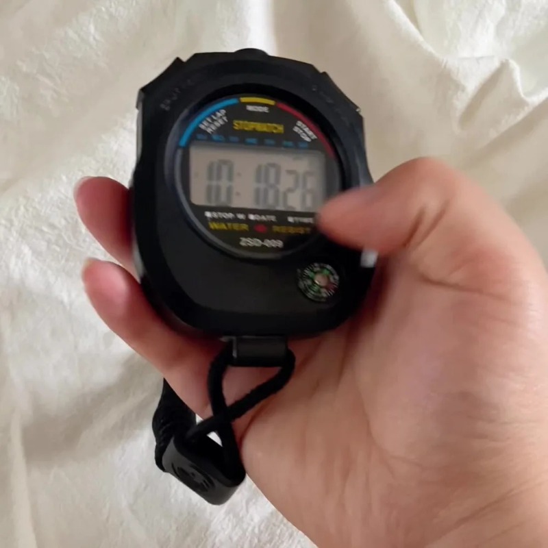 Precyzyjny Wodoodporny Cyfrowy Stoper Ręczny Profesjonalny z Opaską na Nadgarstek Elektroniczny Chronograf Stoper LCD Stoper Sportowy