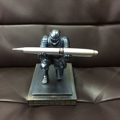 Udøvende soldat ridder pen holder, pen holder desktop rustning hero pen holder, papirvarer: Blå