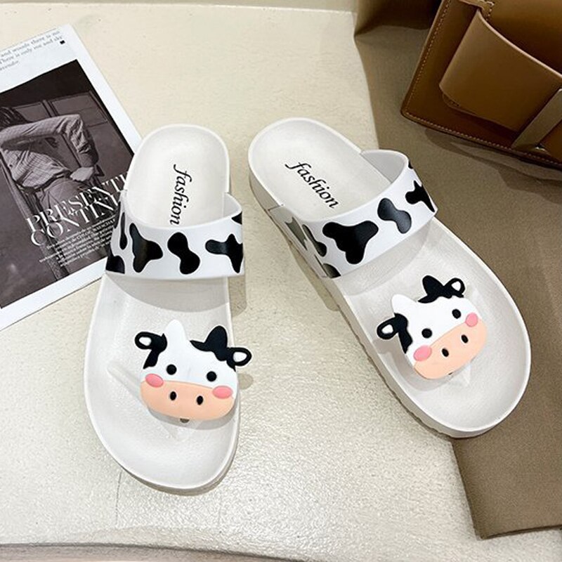 Chanclas de dibujos animados de vaca para mujer, zapatillas de Interior para el baño, sandalias de playa para la playa, zapatos de verano, zapatillas de Tanga, zapatos para exteriores