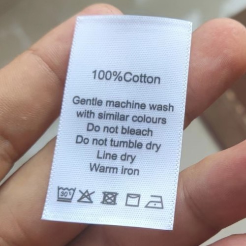 100 st vita tvättrådsetiketter för bomull/siden/kashmere/ull/linne/polyester/elastan med tryck av satintyg: Guld-