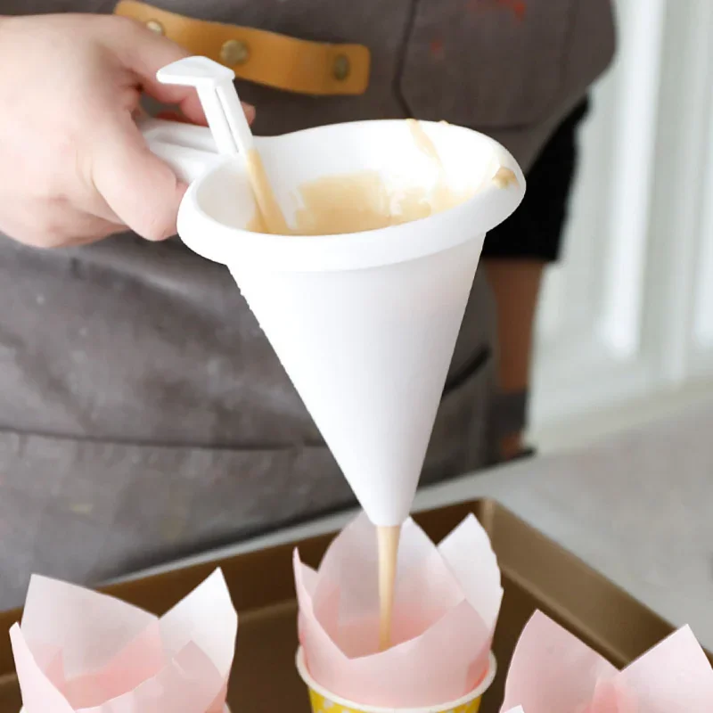 batter separator, cake baking tool, chocolate dispenser, cup, funnel, Handheld cake dispenser