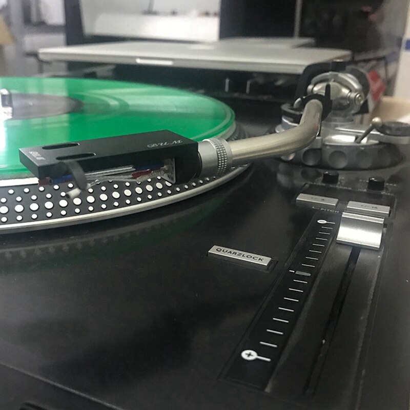 1x- lp-schallplattenspieler mit messvorrichtung für tonarm (vta/azimut-lineal/balance) und 1 schwarzem tonabnehmerkopf