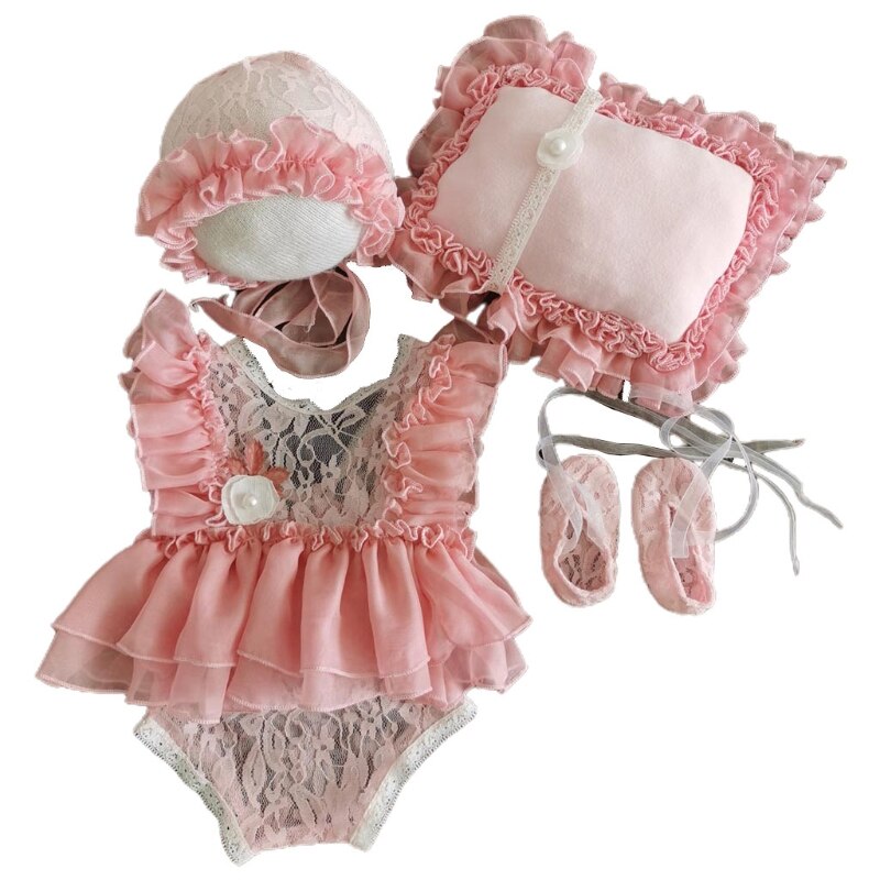 Set van 5 pasgeboren fotografie-accessoires: kanten jurkje, hoedje, kussentje, korte broek en schoenen.: 4