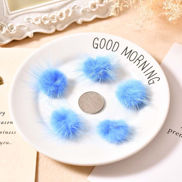 Pendientes de tuerca de bola de pompón de piel de visón suave para mujer, joyería de dulce coreana Furling, accesorios de para niñas: Bañado en rodio de imitación