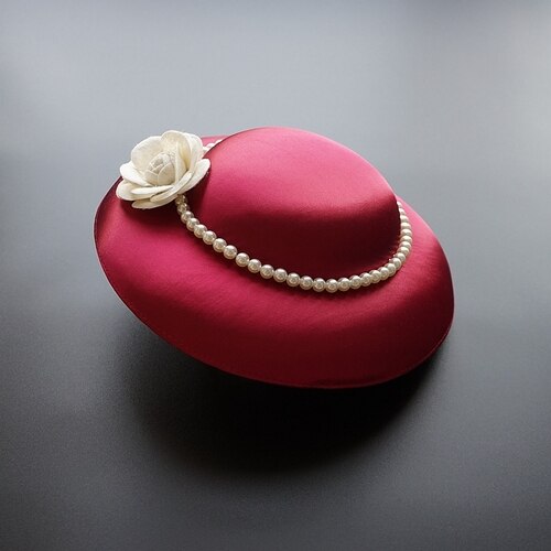 Vintage stor satin bröllopshatt kvinnor brittisk pärla blomma fascinator hatt röd rosa grön spets blommig cocktail show party huvudbonad: Vinröd