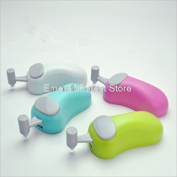 The curve can also cut the paper cutter smoothly. Japanese prize stationery, safety cutters.