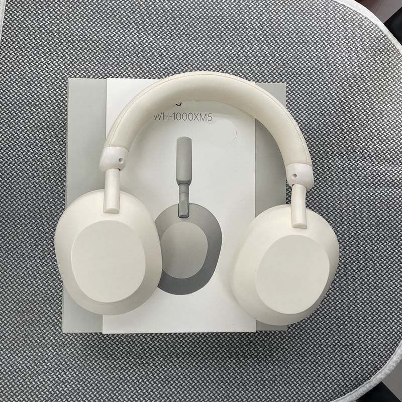 Hoogwaardige hoofdtelefoon wh -1000 xm 5, een grensoverschrijdende, op het hoofd te dragen bluetooth-hoofdtelefoon met draadloze oordopjes voor volledige gespreksondersteuning.: Lichtgrijs