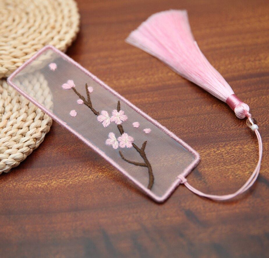Handbroderad kinesisk stil lu broderi utsökt bokmärke. skicka broderade bandage och kinesisk stil.: Aoxue rosa plommon