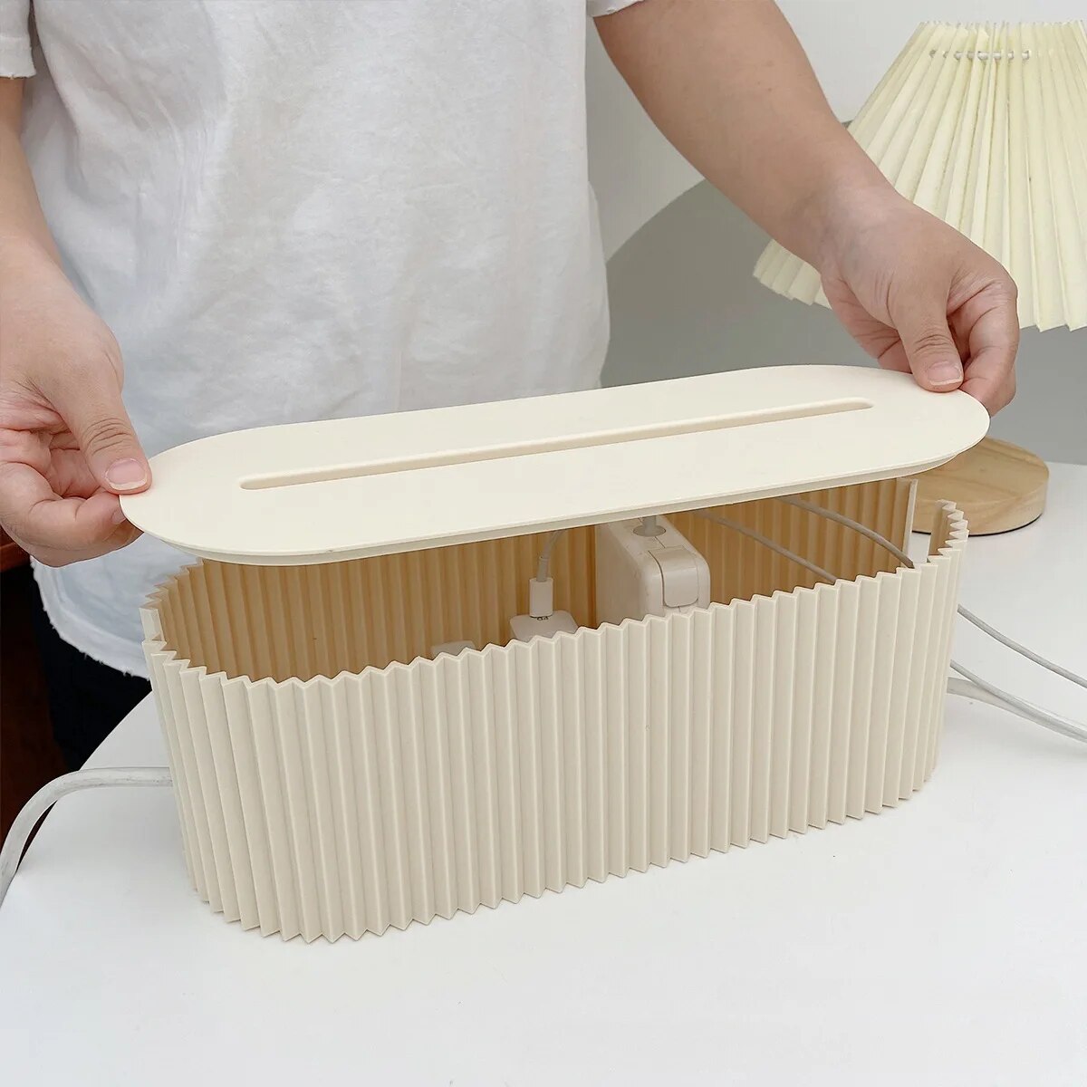Caja de almacenamiento de cables con tapa para oficina, organizador de cables de alta capacidad, caja de gestión de cables de enchufe de escritorio que ahorra espacio, 1 unidad
