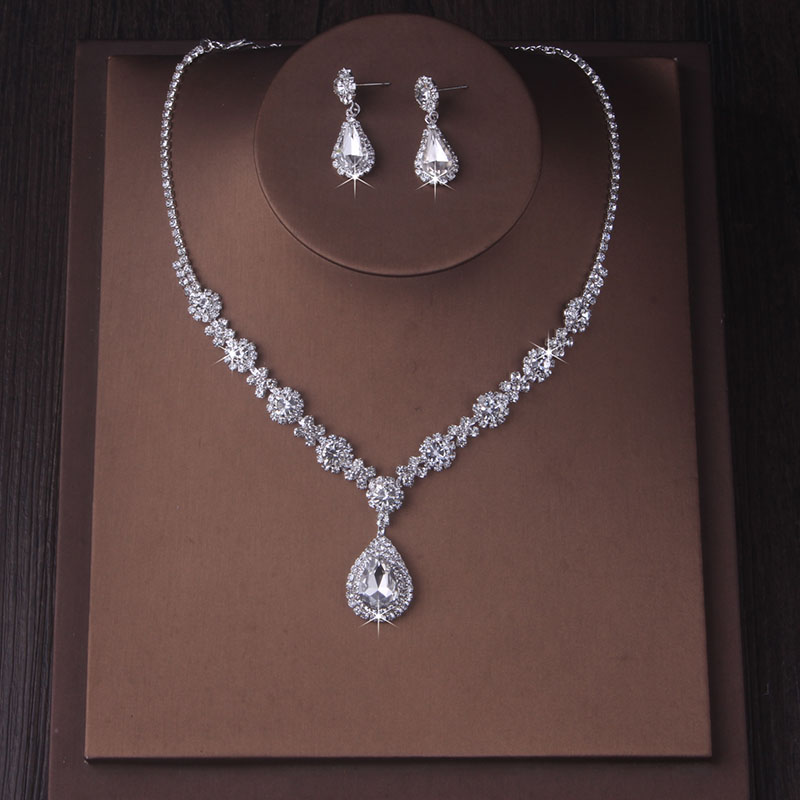 Modisches Brautaccessoire-einstellen bestehend aus einer Halskette und einem Paar Ohrringe. Neues Hochzeitskleid, Kleideraccessoires, Hochzeit