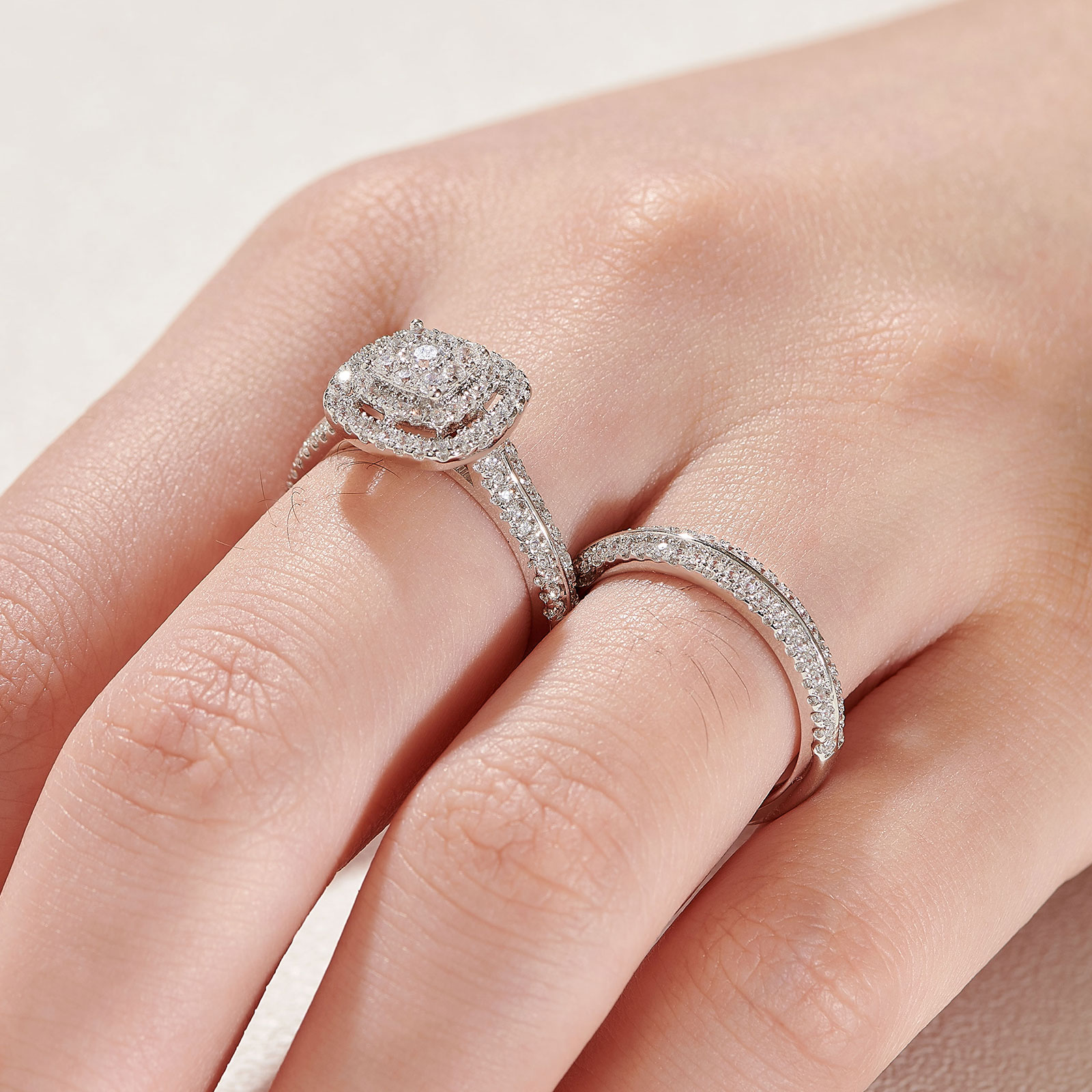 Newshe 2 Stücke Eheringe für Frauen Solide 925 Sterling Silber Verlobungsring Braut Set 1,6 Karat Halo Rundschliff AAAAA Zirkon