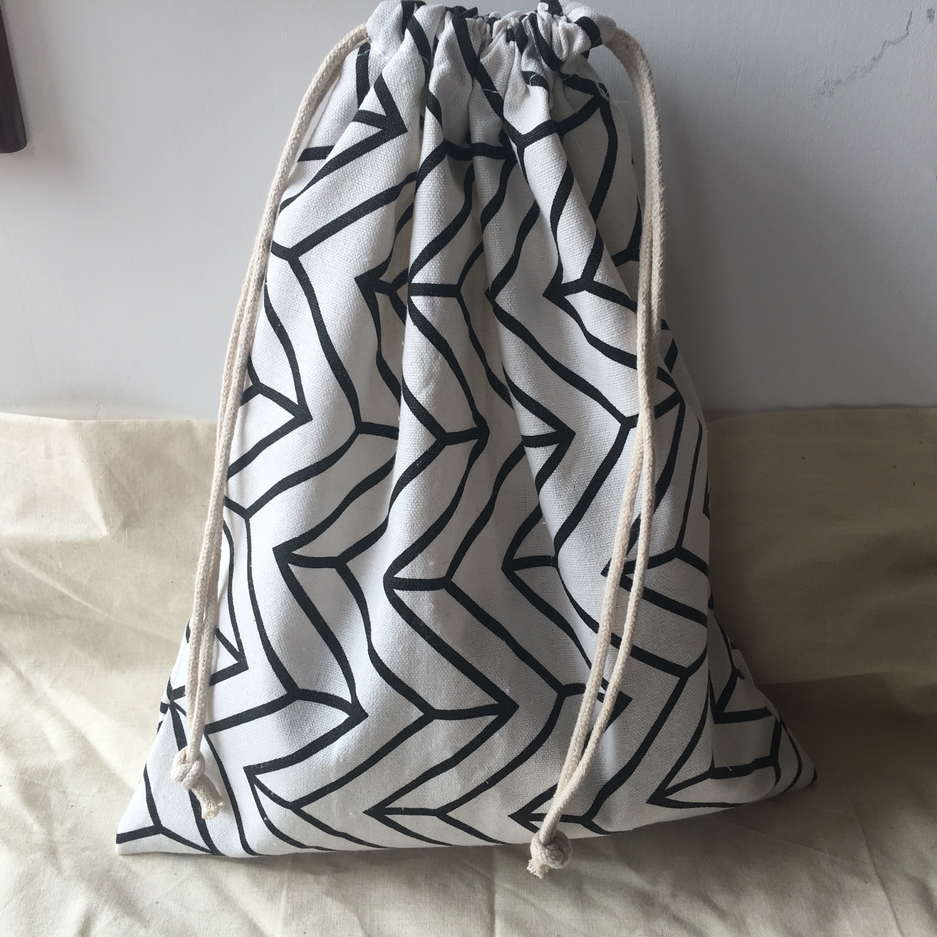 Pochette en coton lin avec cordon de serrage pochette imprimé noir flèche ligne blanche Base YL610e