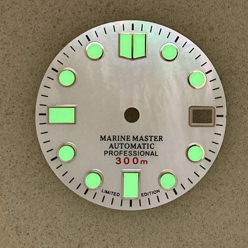 The white shell of watch dial is 28.5mm, which is suitable for the modification of Japanese nh35 movement skx007