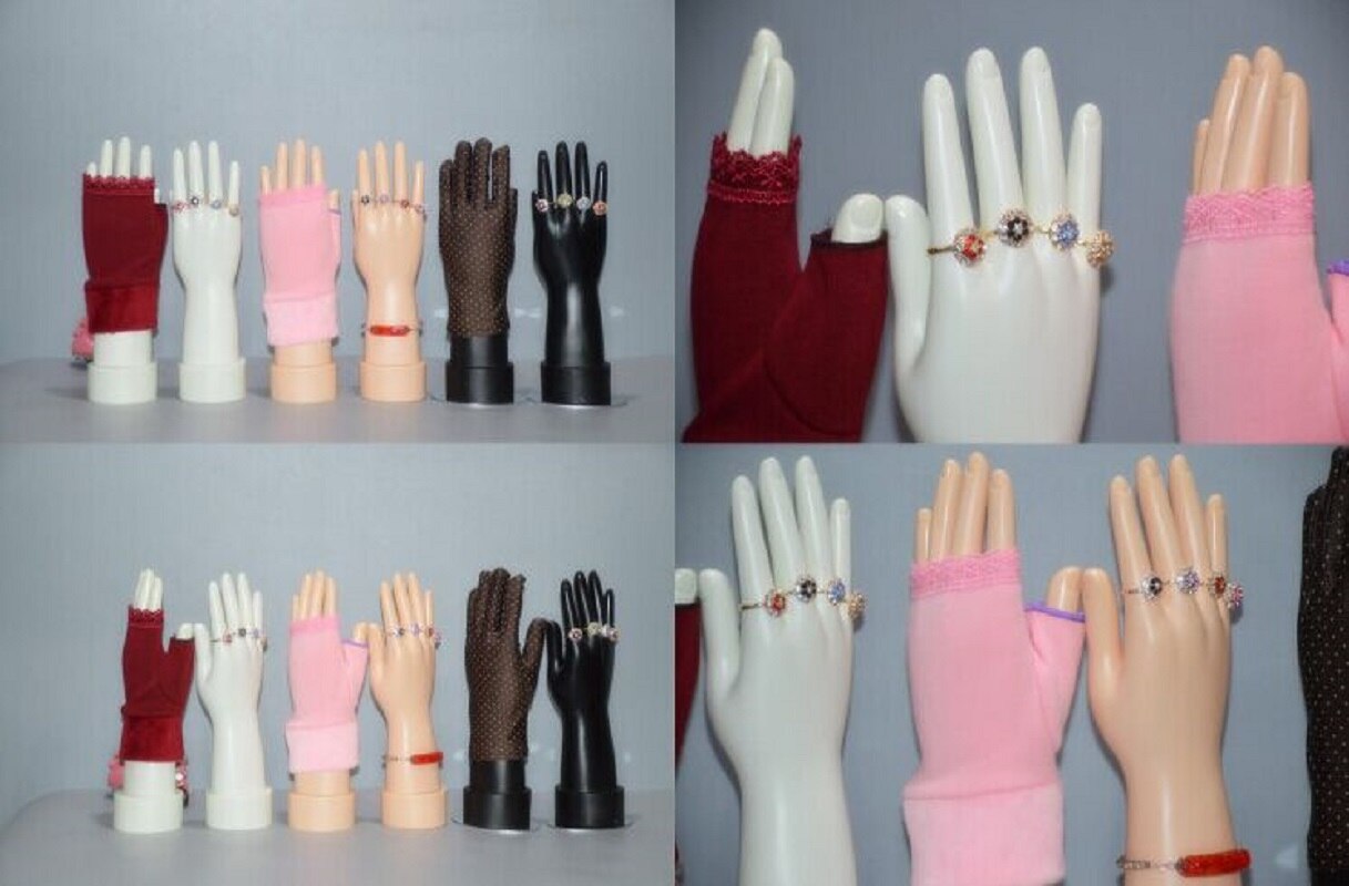 2 stk hvite kvinnelige mannequin håndsmykker spiker vise frem se ringe armbånd hansker kvinner venstre høyre stå vise mannequin hender