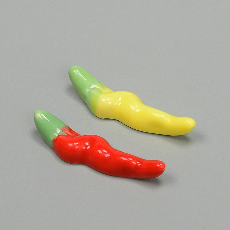 Handgjorda keramiska chili ätpinnar i japansk stil söta grönsaks ätpinnar som stödjer hantverk hemma matbord