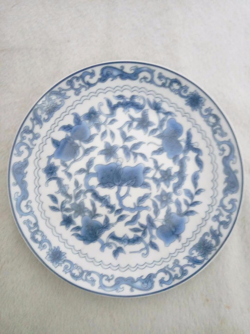 Exquisito plato chino hecho a mano de porcelana azul y blanca, patrón de flores, lo que significa rico y auspicioso