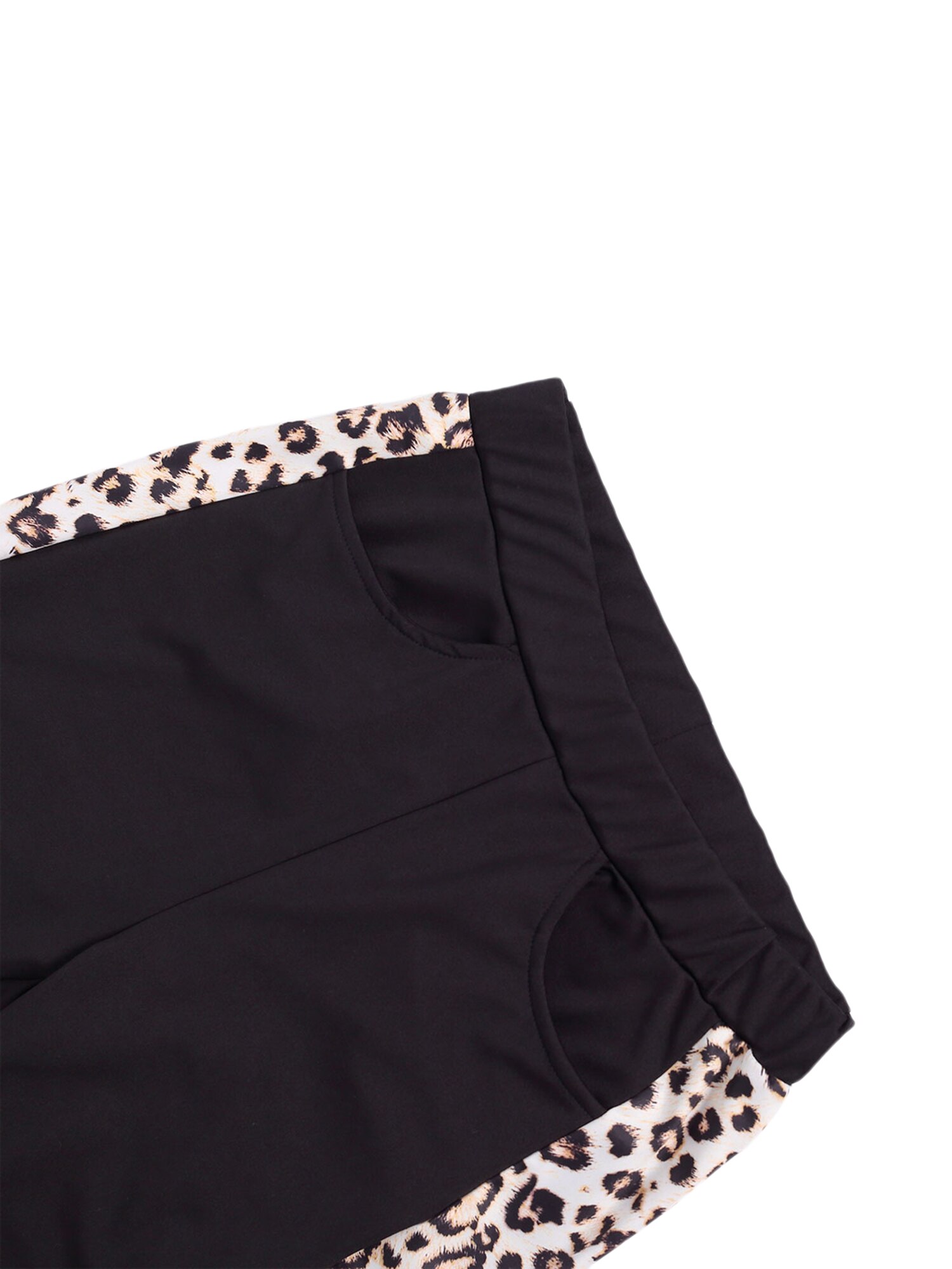 Casual damespak met luipaardprint, bestaande uit een vest met lange mouwen, opstaande kraag en ritssluiting, en een nauwsluitende, elastische sportbroek.