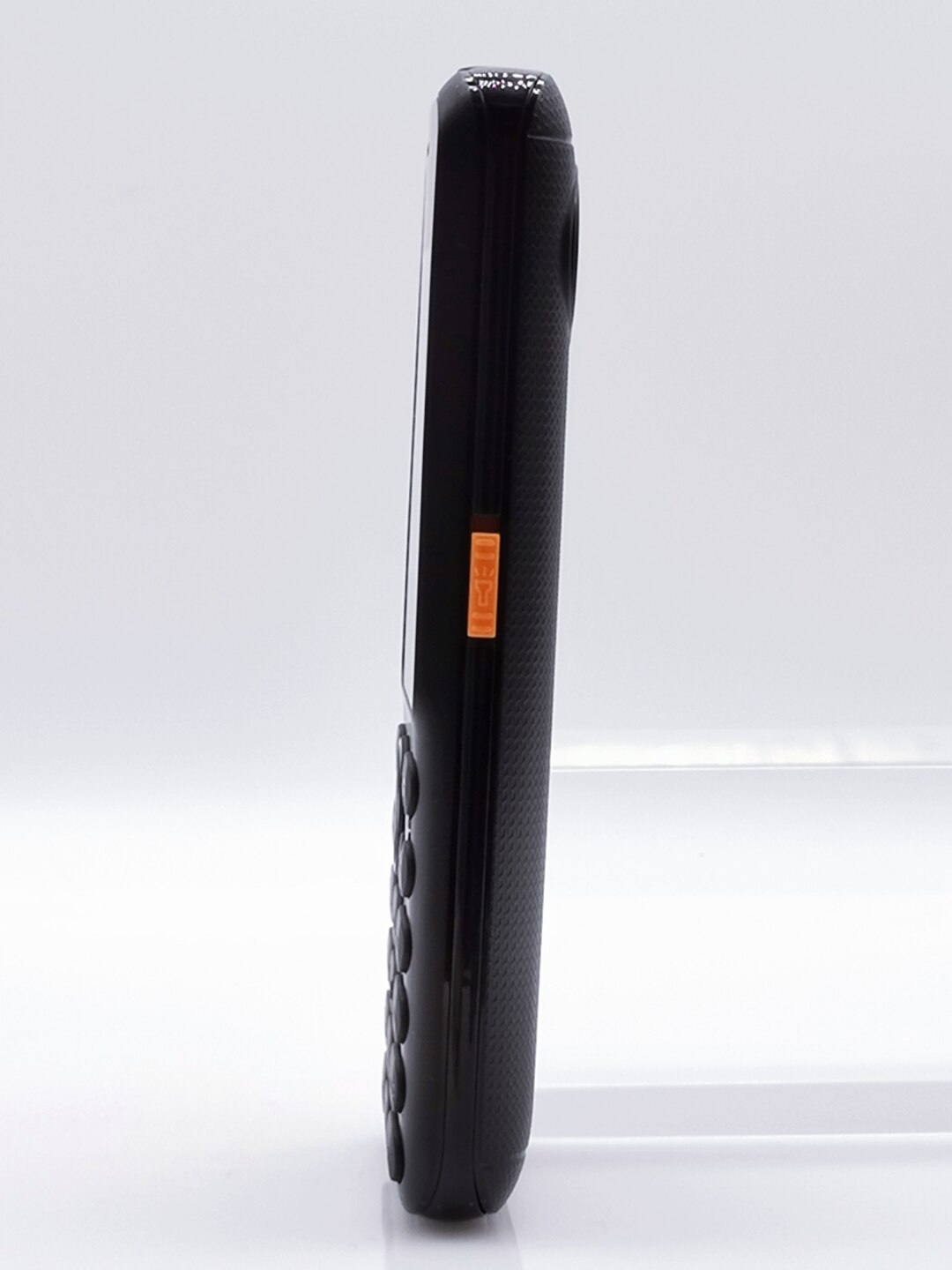 Maxfone  m138 drukknoptelefoons met 2000 mah batterij, 2 simkaarten, camera, bluetooth, magic voice, grote luidspreker, zaklamp en fm-radio.