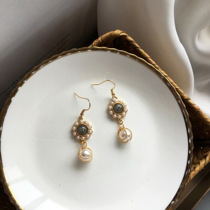 Tempérament gracieux dames accessoires Hong Kong Style Simple Imitation perle ronde boule pendentif pince boucles d'oreilles bijoux