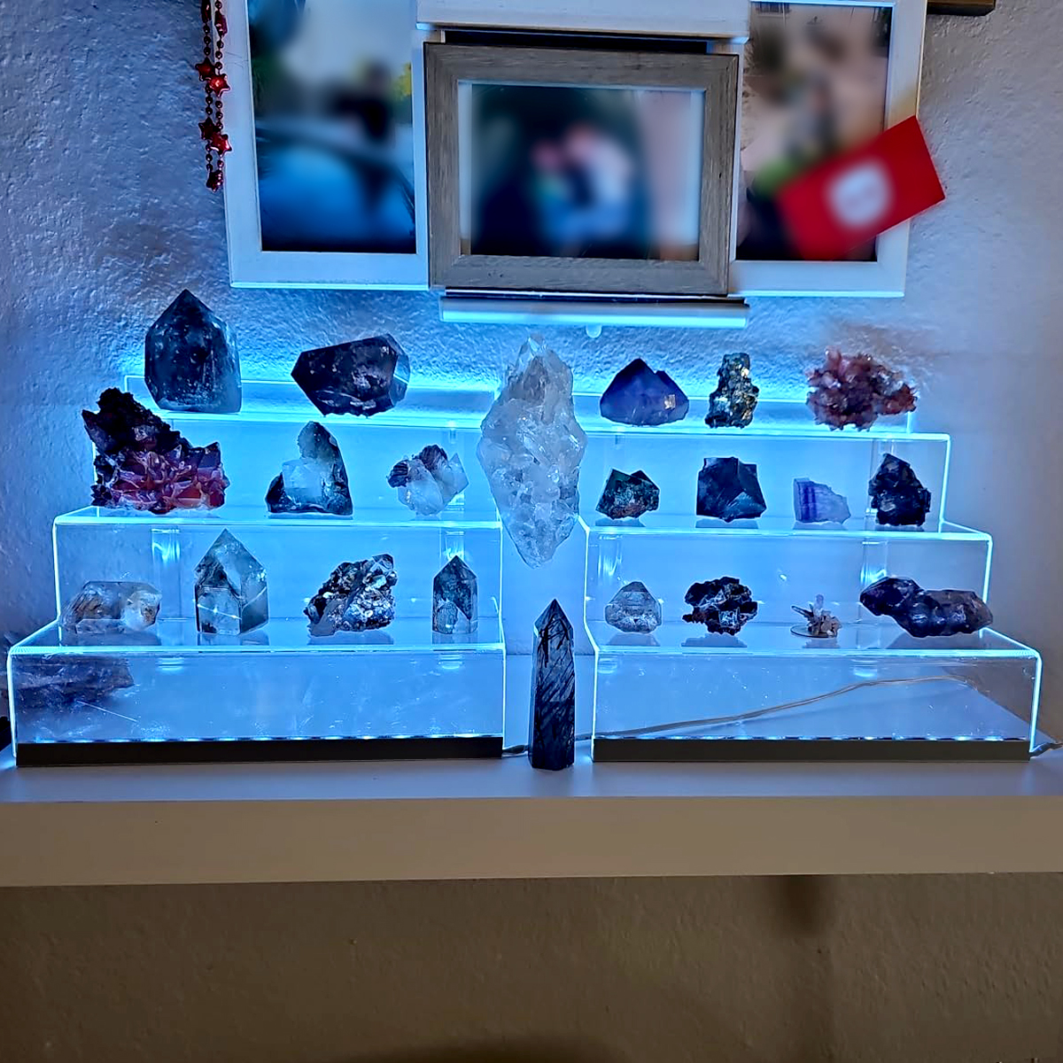 Estante de exhibición acrílico con luces LED, estante de Perfume para esmalte de uñas de 3 niveles y estante de escalera de exhibición, soporte para figuras, aumento de magdalenas transparente