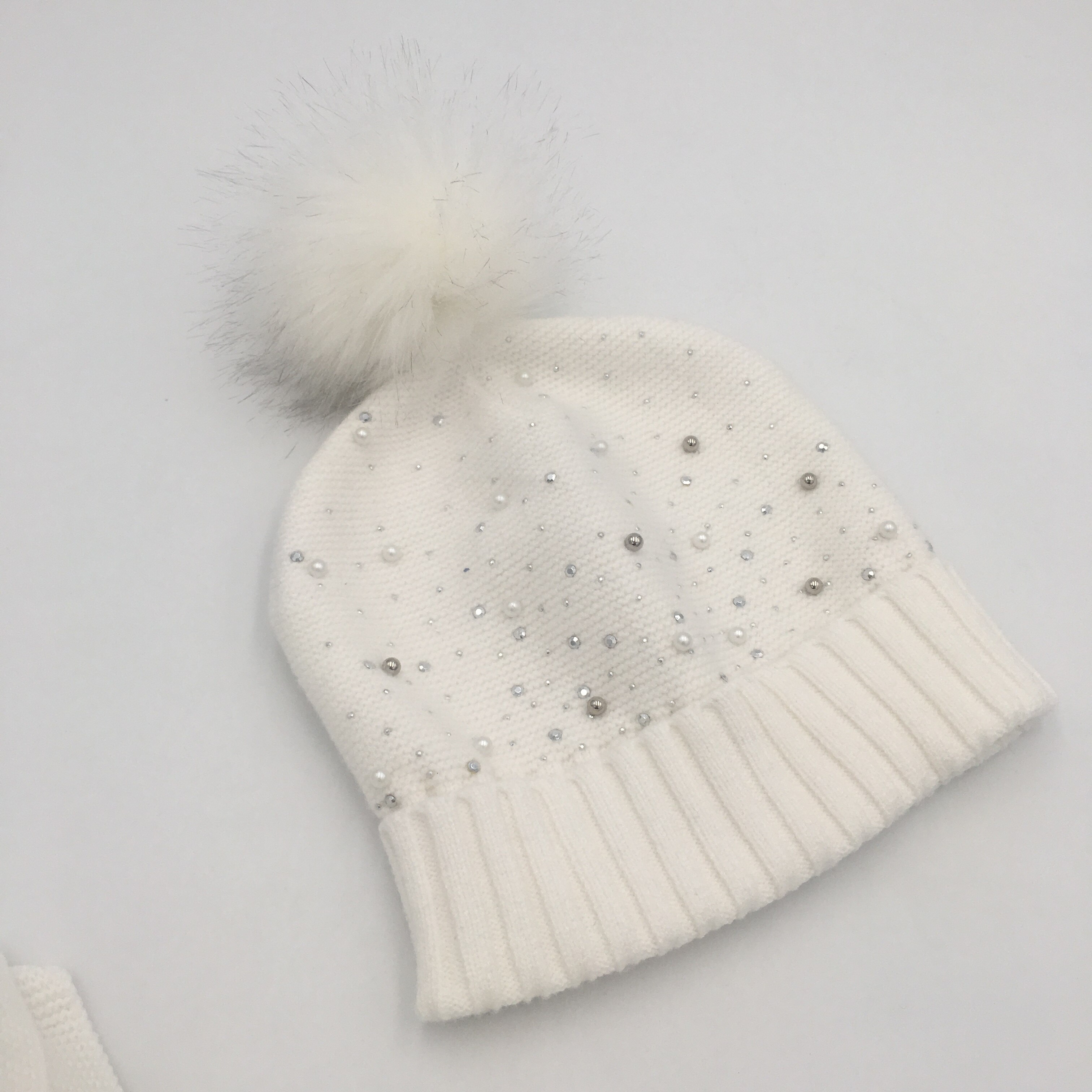 Vinter vuxna damer kvinnors enkla vita pompoms med pärlor och strass stickad mössa +scarf set