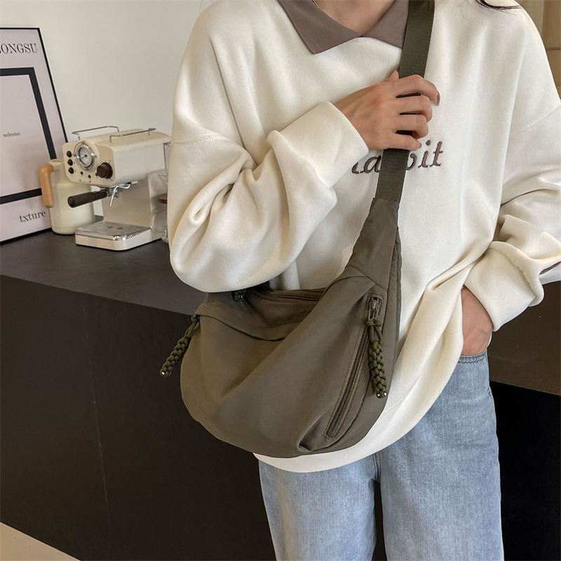 Vrije tijd Crossbody Hobo Bag met grote capaciteit Veelzijdig en niche Nylon schoudertas Studentenklasse postbode tas