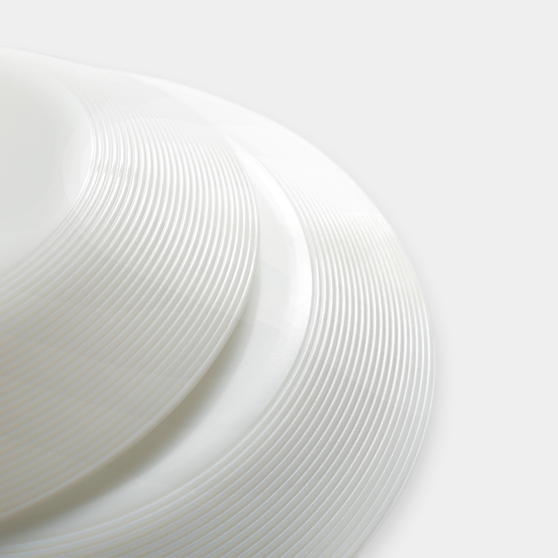 Hvitt opal glass porselen flate tallerkener middagsretter servise salatrett sushi frokost biff tallerken