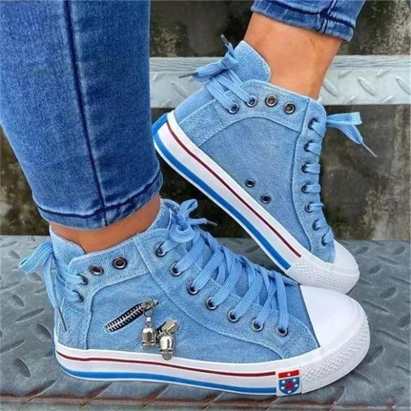 Zapatillas de tela vaquera con punta redonda y tacón plano para mujer, Zapatos de deporte informales clásicos, cómodos, con cordones, decoración de calavera de Metal, 3KC029