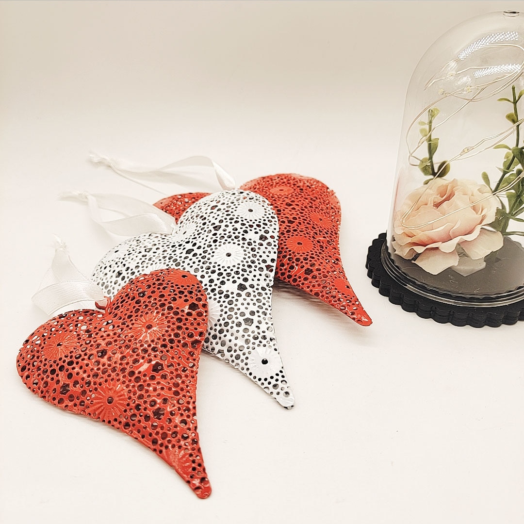 Metal Hollow Pattern Love Heart Wall Hanging Metal Crafts Wedding Props Valentine's Day Party Decoration Home Decor Ornaments