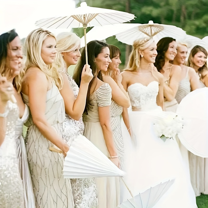 Un paraguas de papel blanco para decoración de bodas: sombrilla nupcial tradicional china hecha a mano, accesorio para fotografía y accesorio de