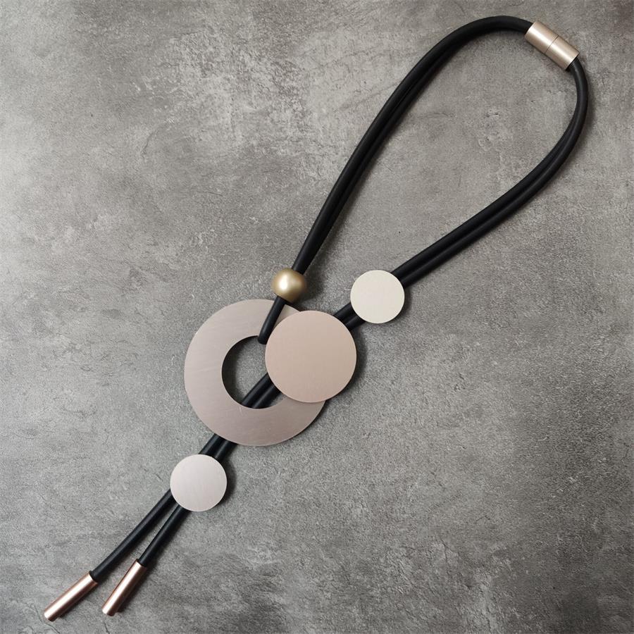 Oro Delle Donne Accessori di Moda Corda di Gomma Nera Pendenti con Gemme E Perle casuale Lunghe Collane stella Dichiarazione Dei Monili per L'inverno: d'oro