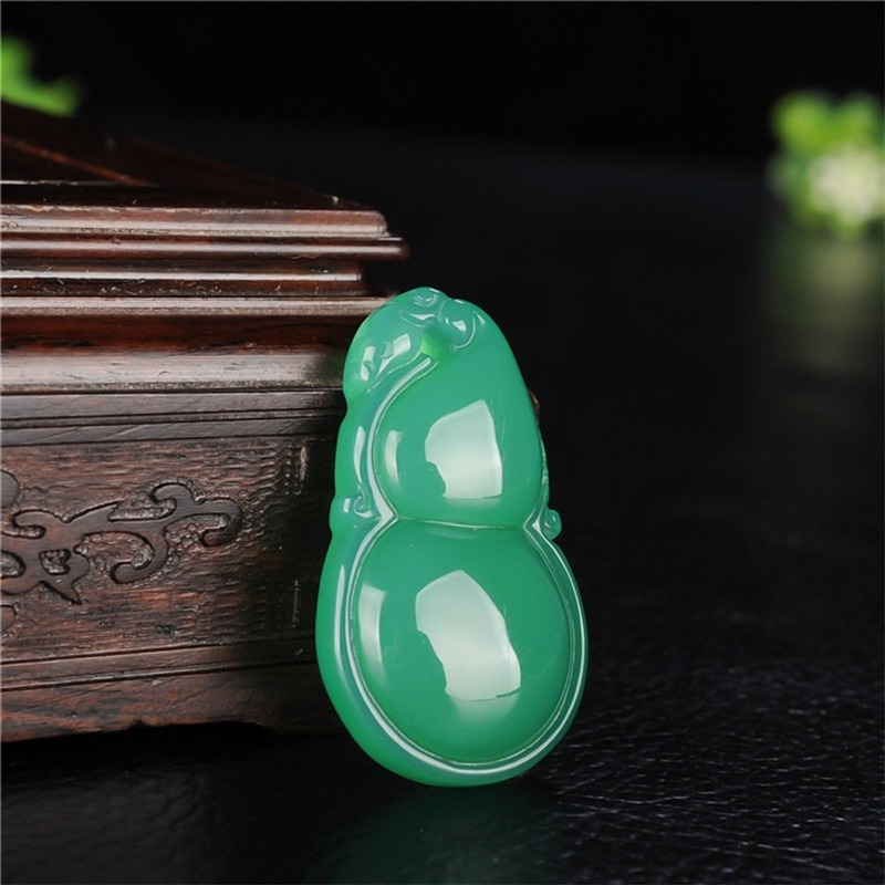 Natural green chalcedony hand-carved small pumpkin pendant boutique jewelry men and women green agate necklace: 1