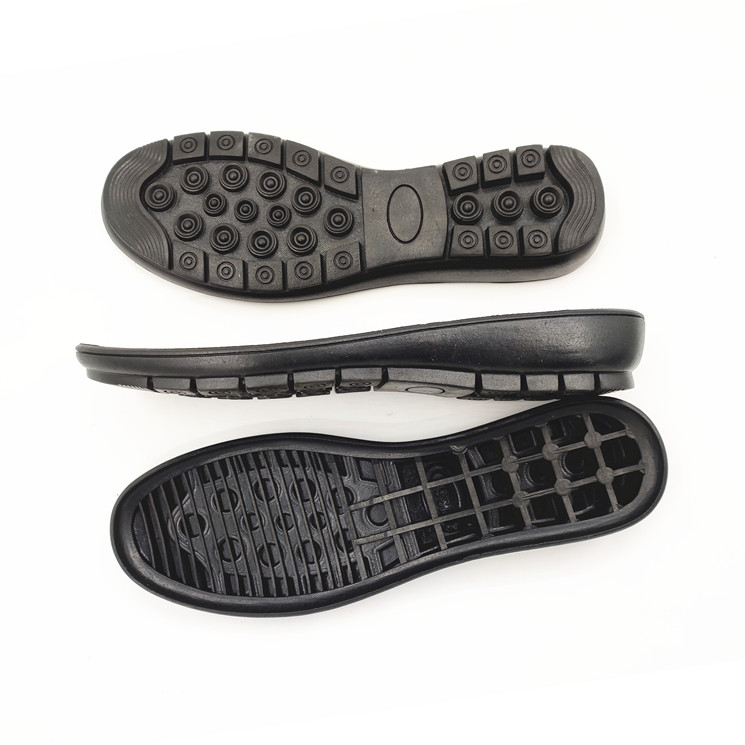 Cambiar suelas de mujer media pendiente con zapatos informales de goma deslizantes a mano con accesorios de material de reparación plano de ranura superior