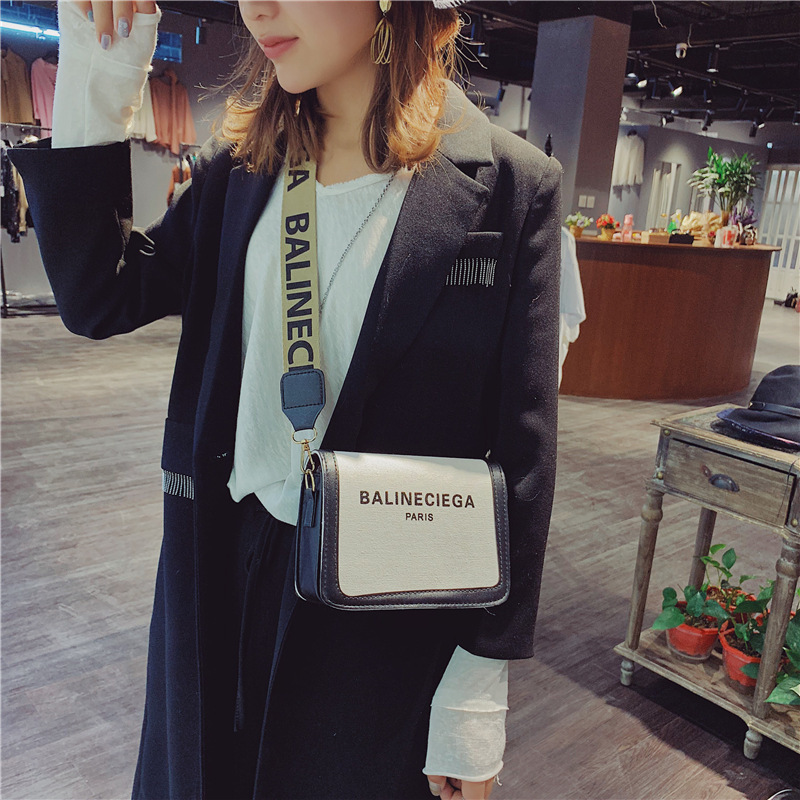 Women shoulder bag Wide Strap Shoulder Ladies Handbags Portable Canvas Square Messenger Bags Versatile Crossbody Bag: WHITE